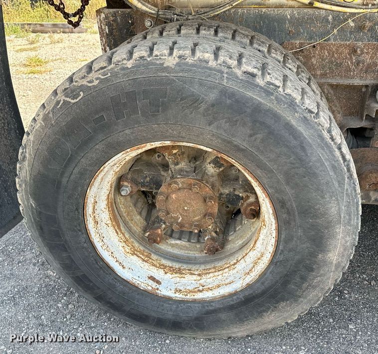 image for item MQ9447 1994 Ford LT8000  vacuum truck