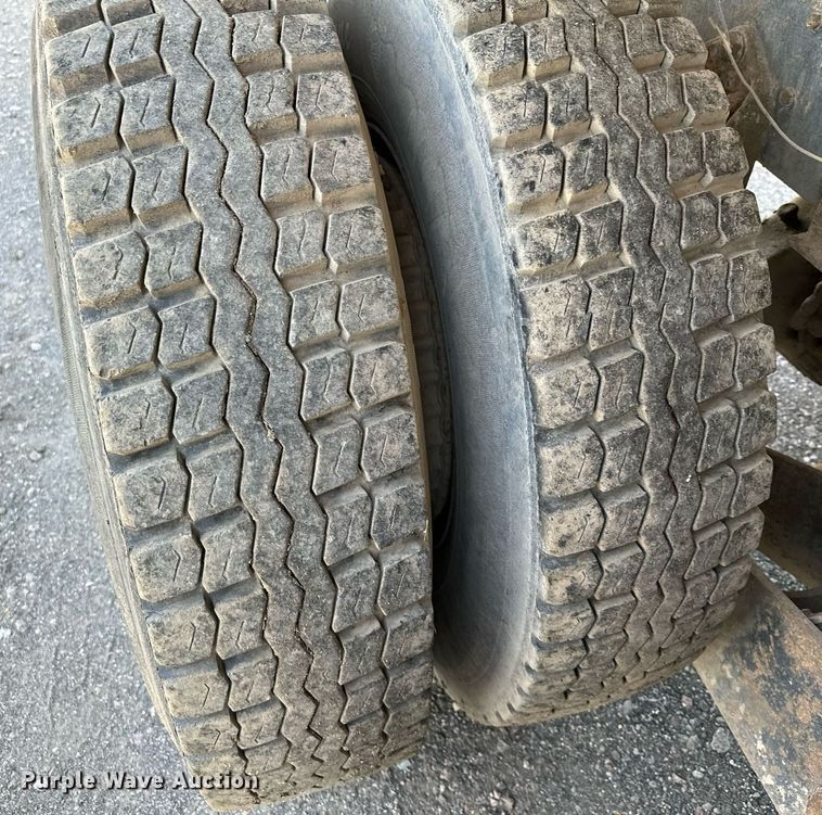 image for item MQ9447 1994 Ford LT8000  vacuum truck