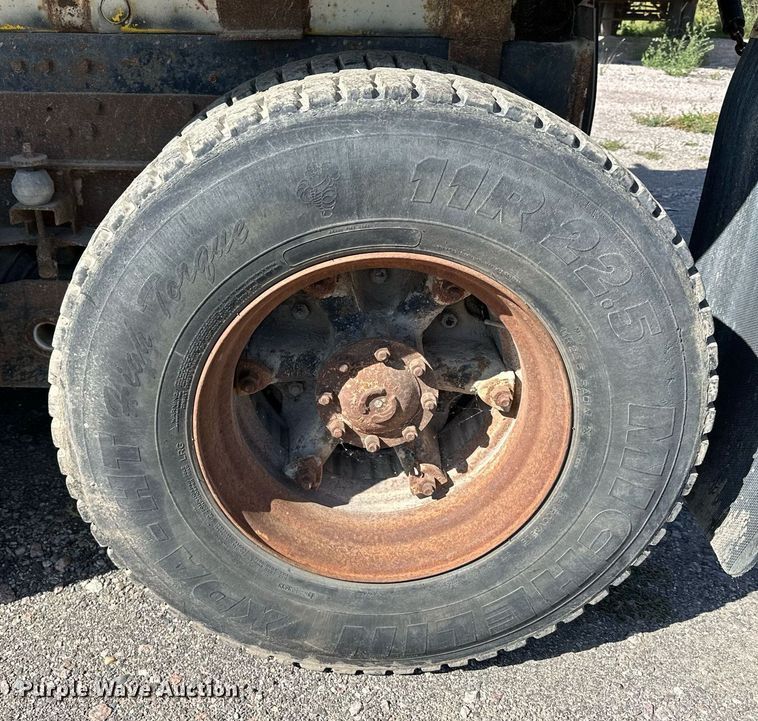 image for item MQ9447 1994 Ford LT8000  vacuum truck