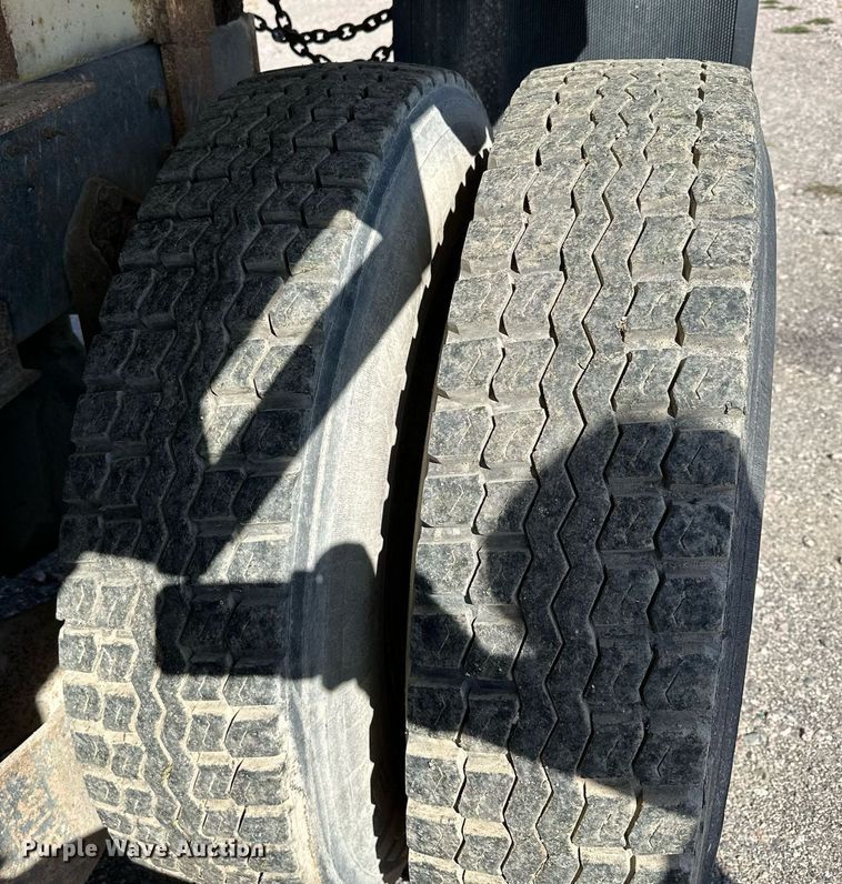 image for item MQ9447 1994 Ford LT8000  vacuum truck