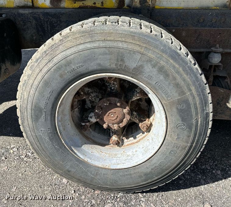 image for item MQ9447 1994 Ford LT8000  vacuum truck