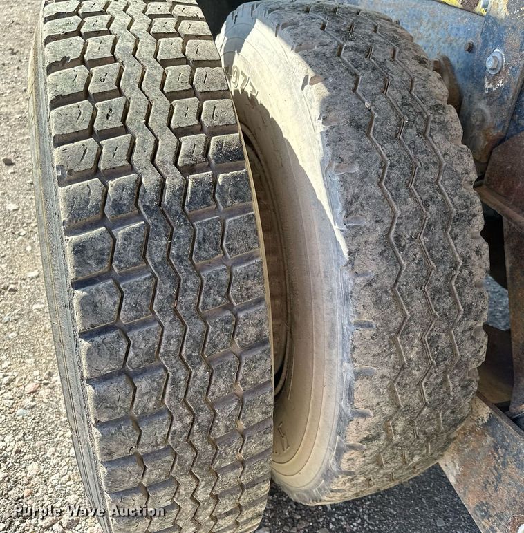 image for item MQ9447 1994 Ford LT8000  vacuum truck