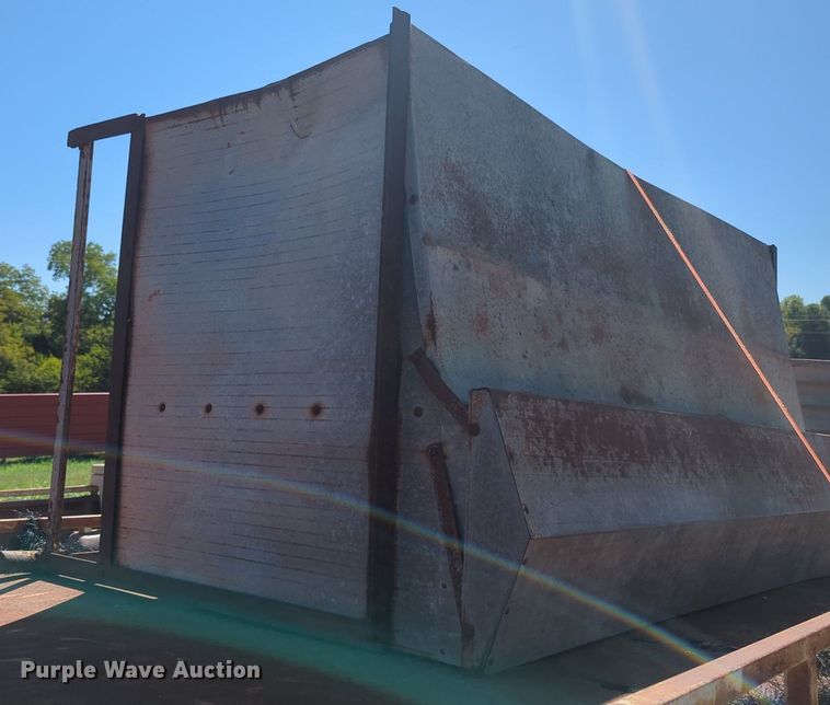 image for item MX9411 Livestock trailer