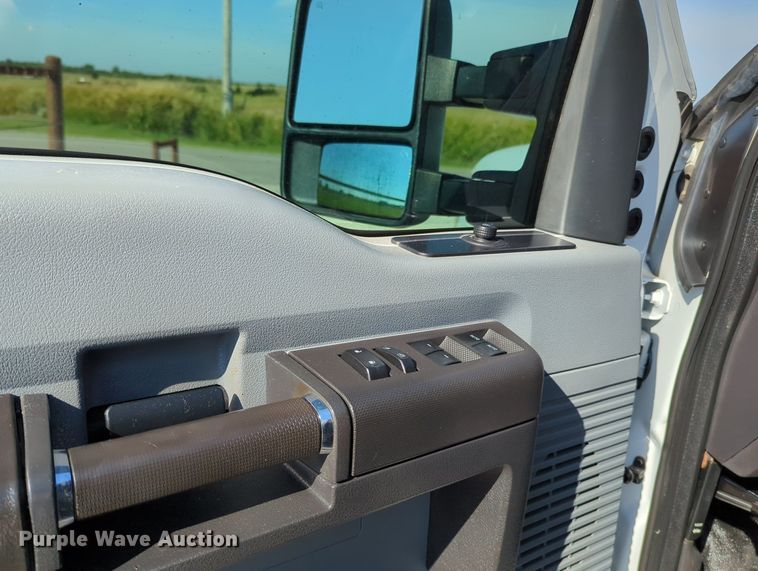 image for item MX9421 2016 Ford F250 Super Duty  Crew Cab pickup truck