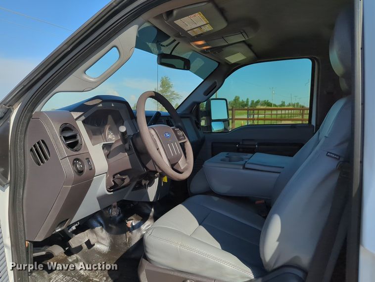 image for item MX9421 2016 Ford F250 Super Duty  Crew Cab pickup truck