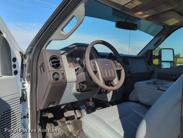 image for item MX9421 2016 Ford F250 Super Duty  Crew Cab pickup truck