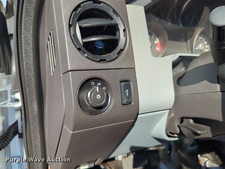 image for item MX9421 2016 Ford F250 Super Duty  Crew Cab pickup truck