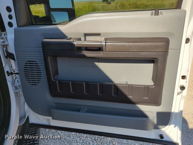 image for item MX9421 2016 Ford F250 Super Duty  Crew Cab pickup truck