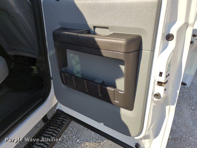 image for item MX9421 2016 Ford F250 Super Duty  Crew Cab pickup truck