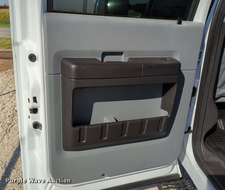 image for item MX9421 2016 Ford F250 Super Duty  Crew Cab pickup truck