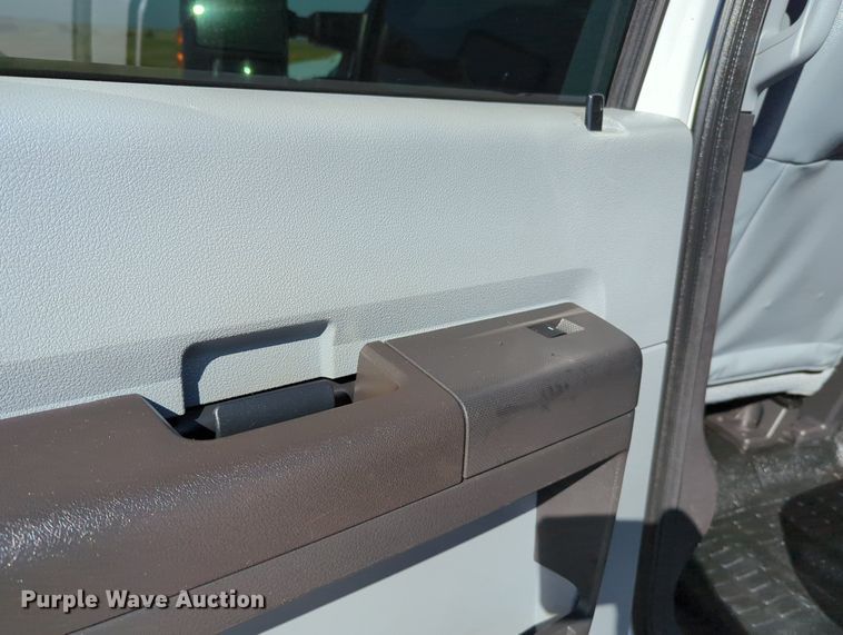 image for item MX9421 2016 Ford F250 Super Duty  Crew Cab pickup truck