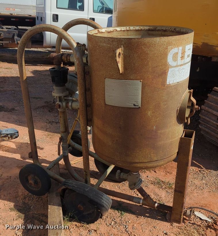 image for item MX9435 2013 Clemco 2024  sand blasting pot