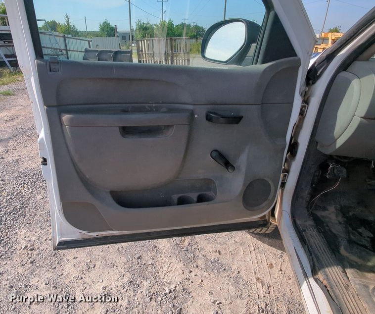 image for item MY9871 2011 Chevrolet 2500HD  Ext. Cab flatbed pickup truck