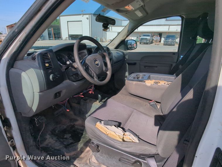 image for item MY9871 2011 Chevrolet 2500HD  Ext. Cab flatbed pickup truck