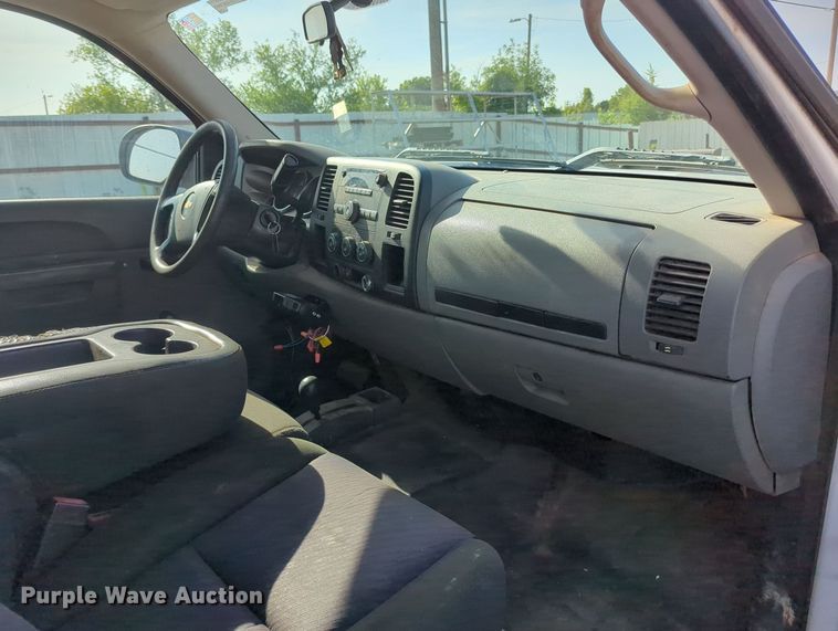 image for item MY9871 2011 Chevrolet 2500HD  Ext. Cab flatbed pickup truck