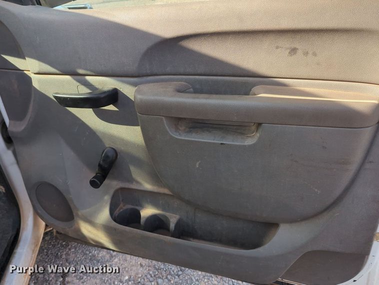 image for item MY9871 2011 Chevrolet 2500HD  Ext. Cab flatbed pickup truck