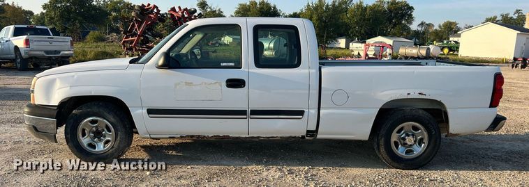 image for item NA9197 2004 Chevrolet Silverado 1500  Ext. Cab pickup truck