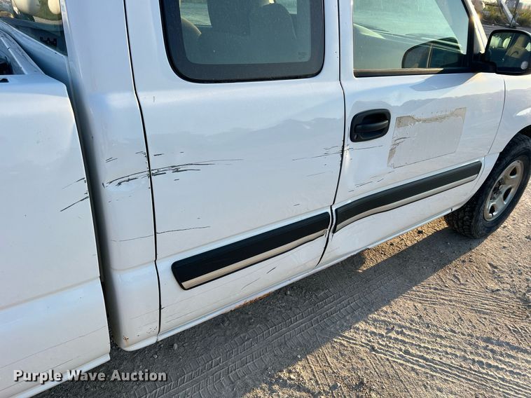 image for item NA9197 2004 Chevrolet Silverado 1500  Ext. Cab pickup truck
