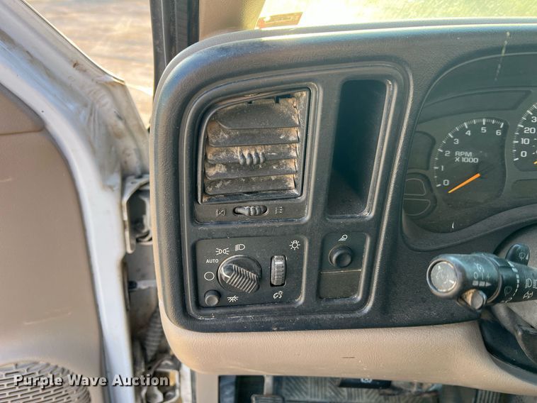 image for item NA9197 2004 Chevrolet Silverado 1500  Ext. Cab pickup truck