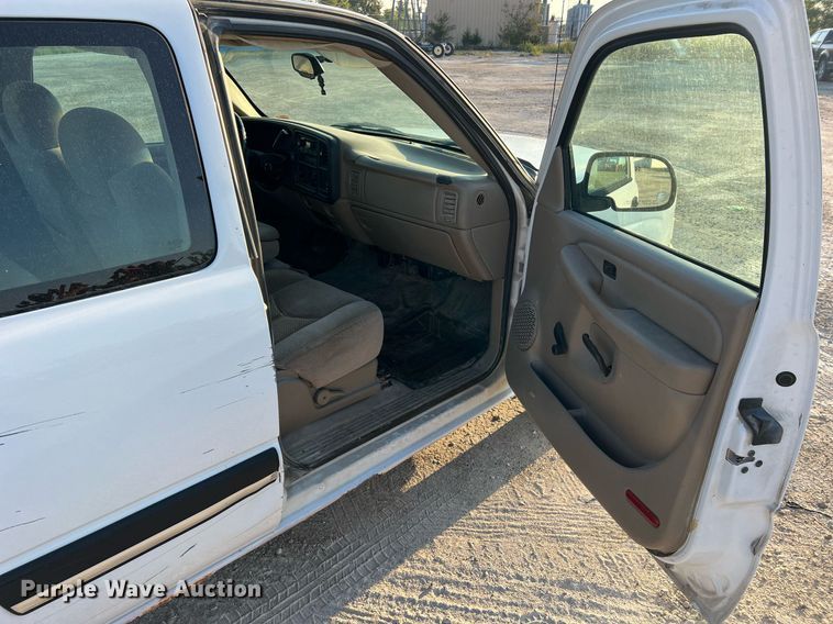 image for item NA9197 2004 Chevrolet Silverado 1500  Ext. Cab pickup truck