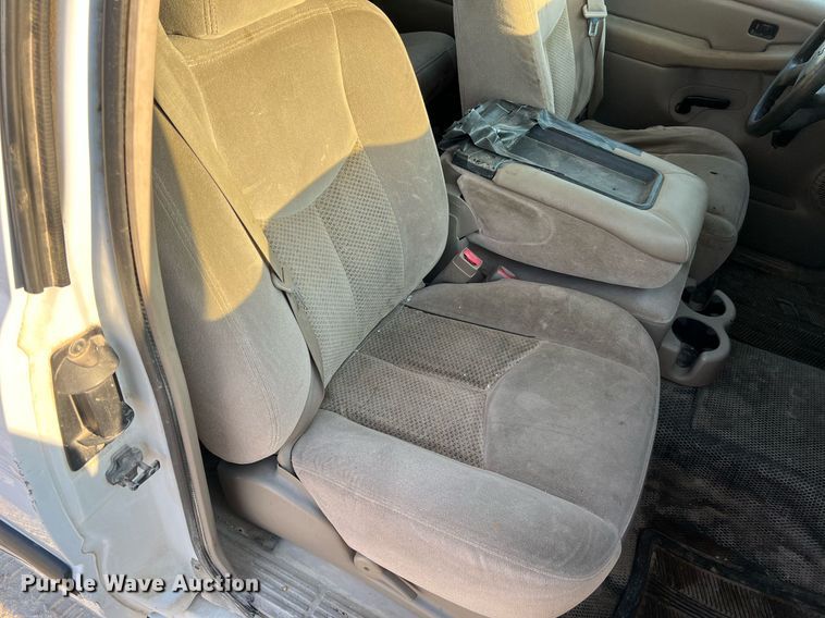 image for item NA9197 2004 Chevrolet Silverado 1500  Ext. Cab pickup truck