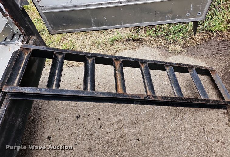 image for item NJ9812 2002 H&H  enclosed cargo trailer