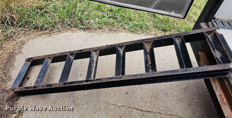 image for item NJ9812 2002 H&H  enclosed cargo trailer