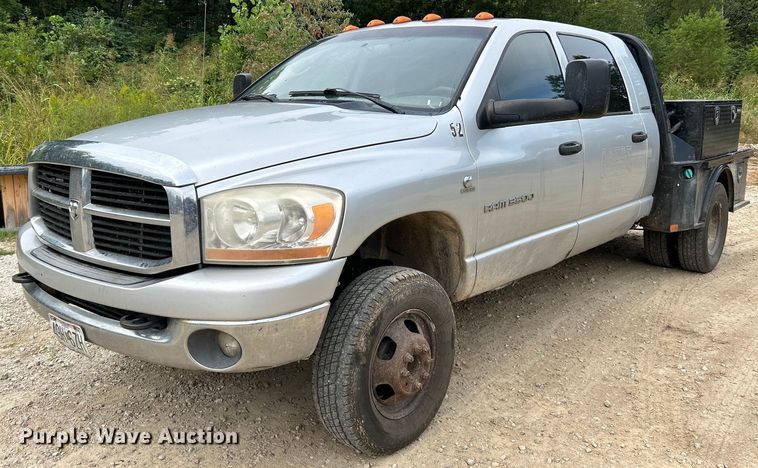 image for item NL9608 2006 Dodge Ram 3500  Mega Cab flatbed pickup truck
