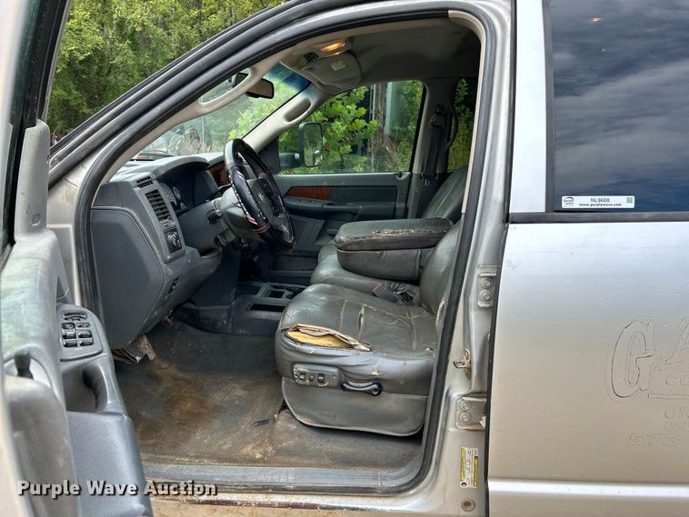 image for item NL9608 2006 Dodge Ram 3500  Mega Cab flatbed pickup truck