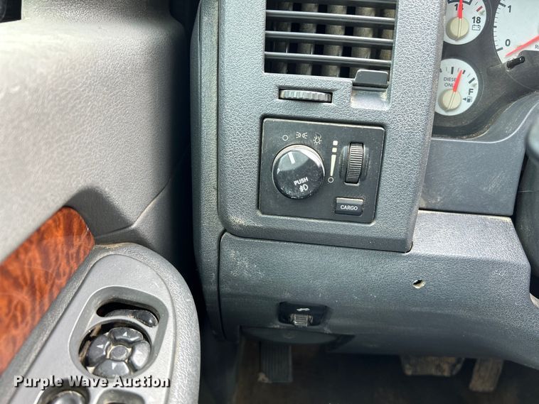 image for item NL9608 2006 Dodge Ram 3500  Mega Cab flatbed pickup truck