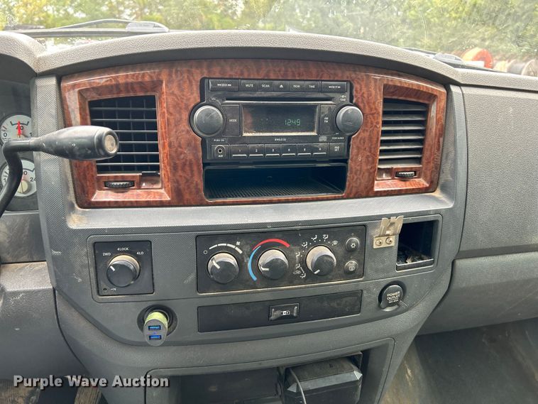 image for item NL9608 2006 Dodge Ram 3500  Mega Cab flatbed pickup truck