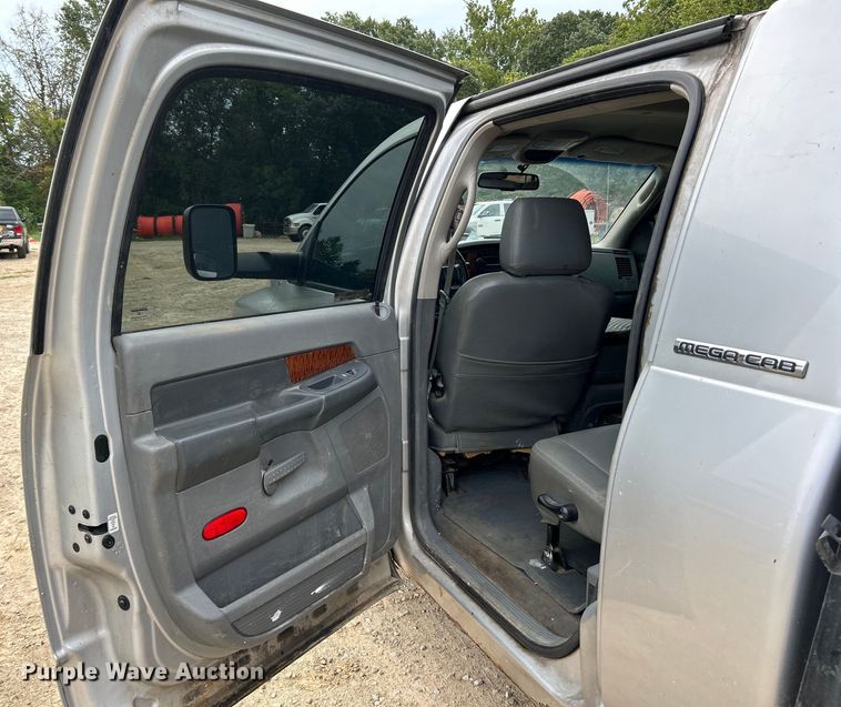 image for item NL9608 2006 Dodge Ram 3500  Mega Cab flatbed pickup truck