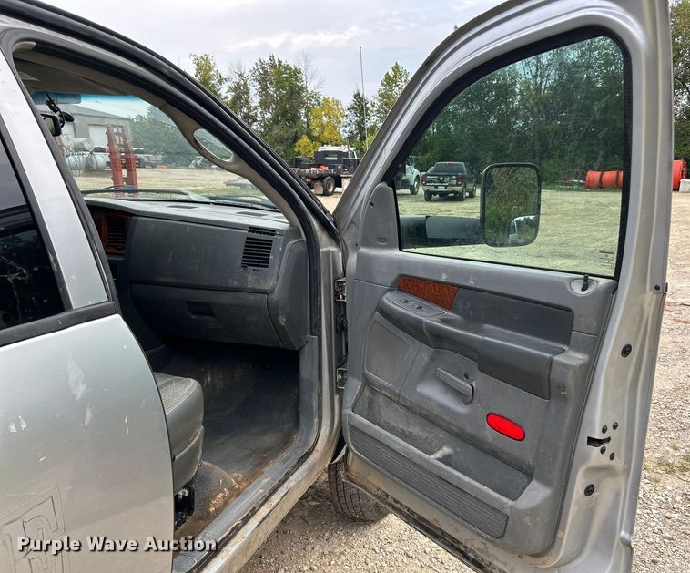 image for item NL9608 2006 Dodge Ram 3500  Mega Cab flatbed pickup truck