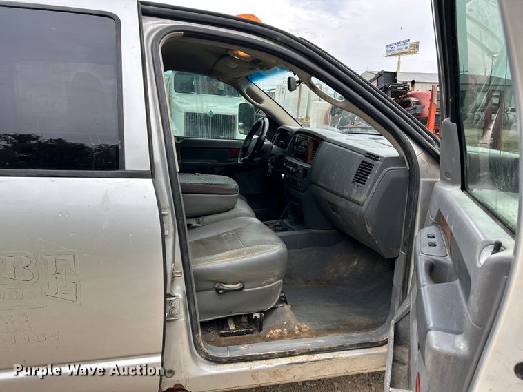 image for item NL9608 2006 Dodge Ram 3500  Mega Cab flatbed pickup truck