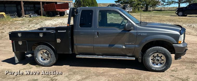 image for item NP9643 2003 Ford F250 Super Duty XLT  SuperCab flatbed pickup truck