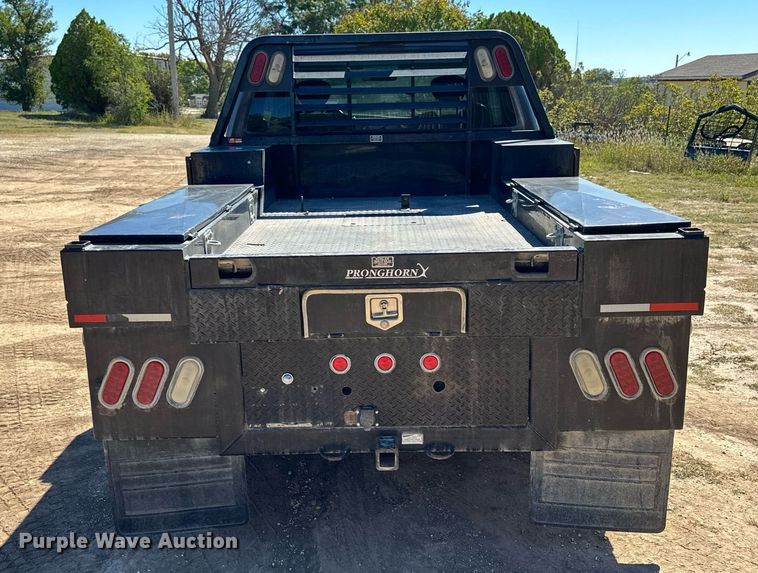 image for item NP9643 2003 Ford F250 Super Duty XLT  SuperCab flatbed pickup truck