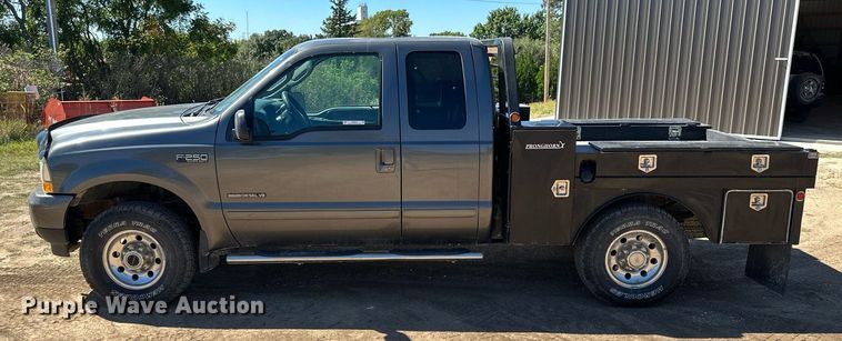 image for item NP9643 2003 Ford F250 Super Duty XLT  SuperCab flatbed pickup truck