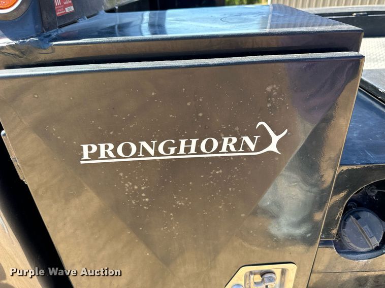 image for item NP9643 2003 Ford F250 Super Duty XLT  SuperCab flatbed pickup truck