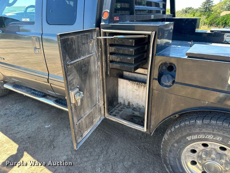 image for item NP9643 2003 Ford F250 Super Duty XLT  SuperCab flatbed pickup truck