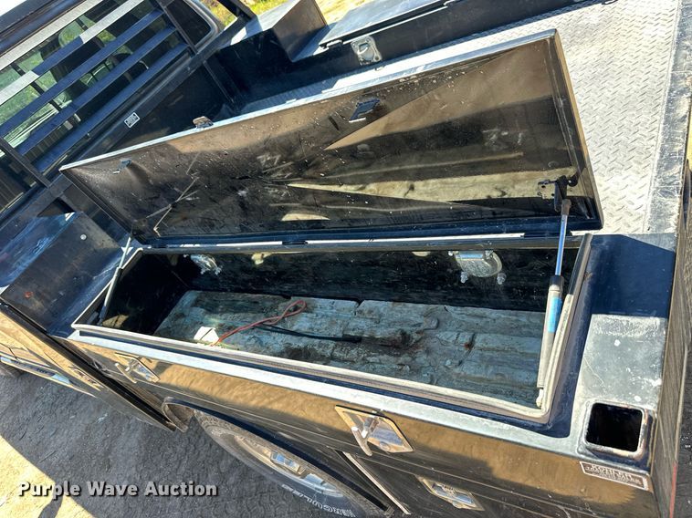 image for item NP9643 2003 Ford F250 Super Duty XLT  SuperCab flatbed pickup truck