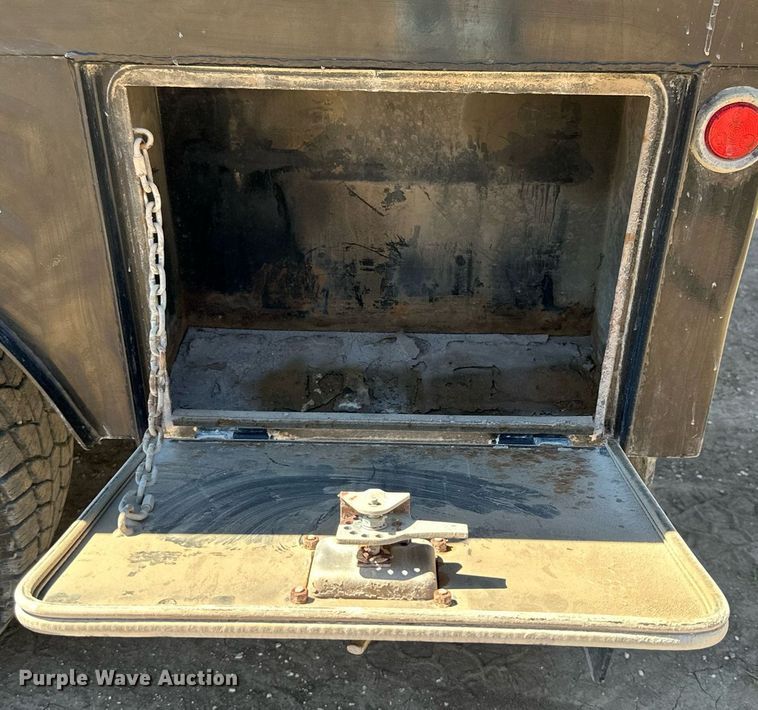 image for item NP9643 2003 Ford F250 Super Duty XLT  SuperCab flatbed pickup truck