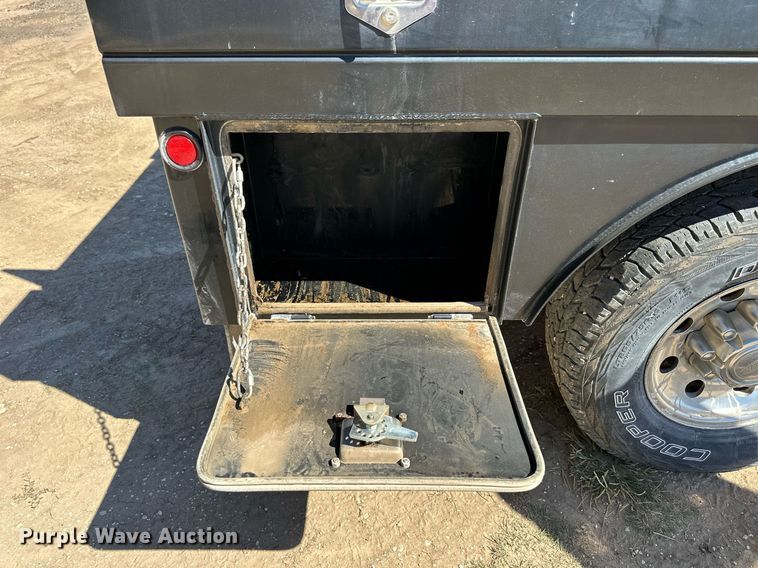 image for item NP9643 2003 Ford F250 Super Duty XLT  SuperCab flatbed pickup truck