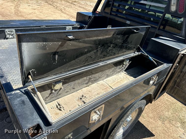 image for item NP9643 2003 Ford F250 Super Duty XLT  SuperCab flatbed pickup truck