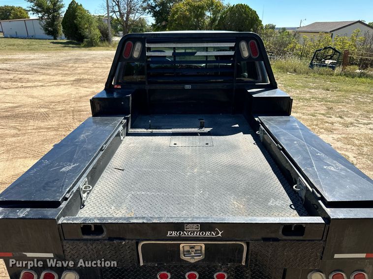 image for item NP9643 2003 Ford F250 Super Duty XLT  SuperCab flatbed pickup truck