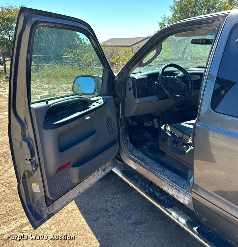 image for item NP9643 2003 Ford F250 Super Duty XLT  SuperCab flatbed pickup truck