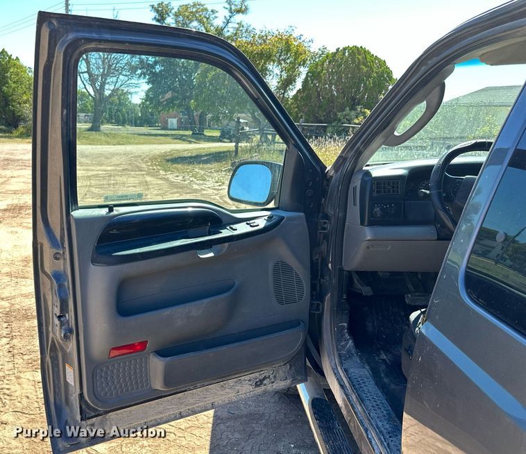 image for item NP9643 2003 Ford F250 Super Duty XLT  SuperCab flatbed pickup truck