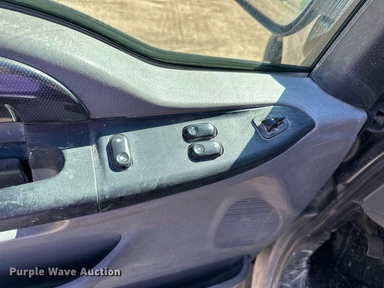 image for item NP9643 2003 Ford F250 Super Duty XLT  SuperCab flatbed pickup truck