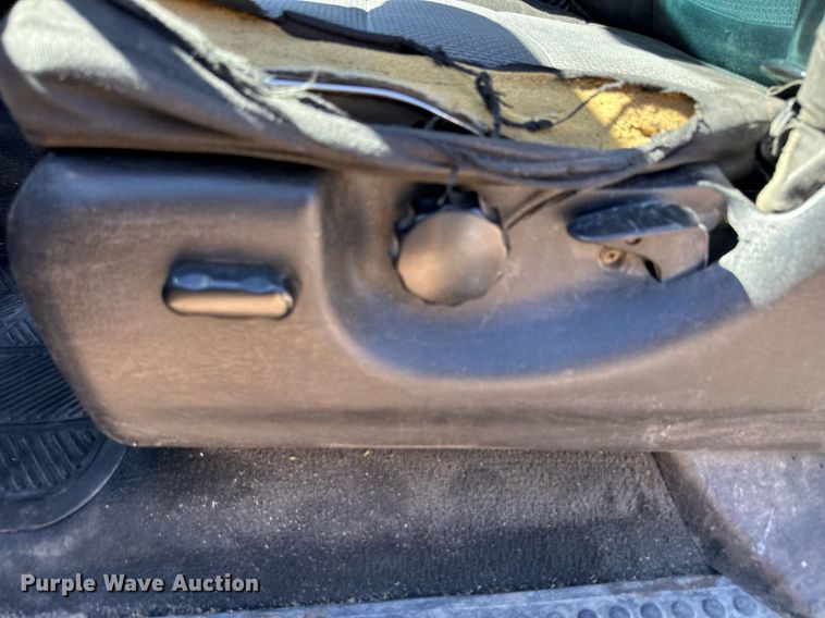 image for item NP9643 2003 Ford F250 Super Duty XLT  SuperCab flatbed pickup truck