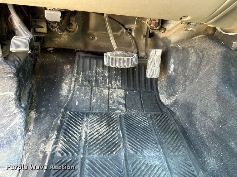 image for item NP9643 2003 Ford F250 Super Duty XLT  SuperCab flatbed pickup truck