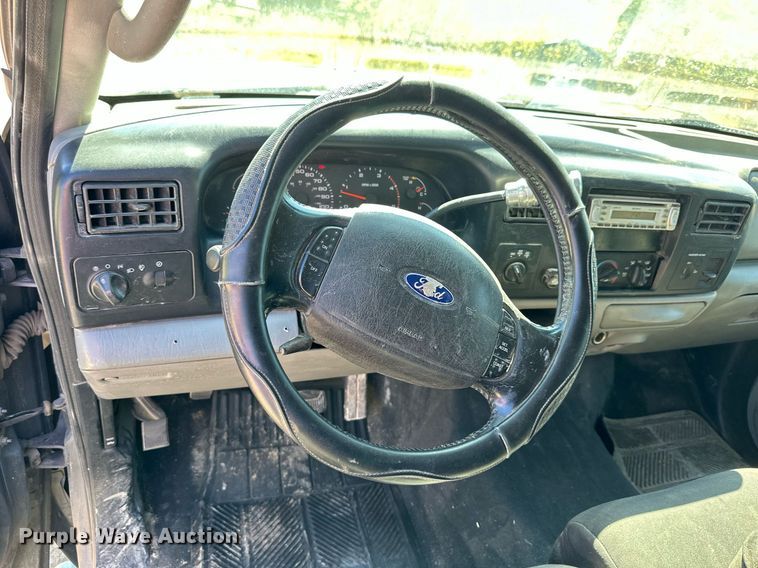 image for item NP9643 2003 Ford F250 Super Duty XLT  SuperCab flatbed pickup truck